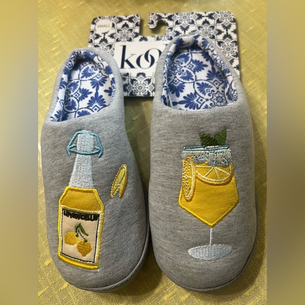 Kooba-NWT-Gray Slippers with Lemonade Embroidery 🍋